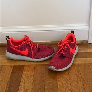 Women’s Nike tennis shoes